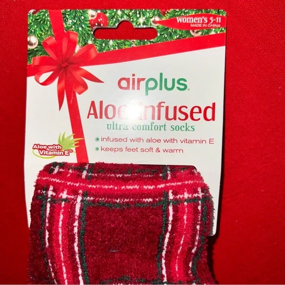 NWT 🥀 Aloe Infused Christmas Fuzzy Holiday Socks - Picture 3 of 5